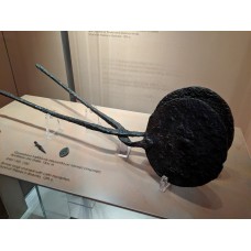 Iron tongs and seal for stamping the Host